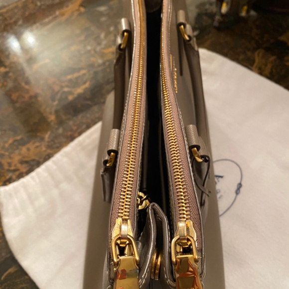 PRADA SAFFIANO LUX DOUBLE ZIP HANDBAG (ARGUILLA) - Picture 11 of 16